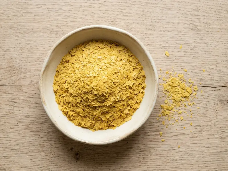 Savoury yeast flakes